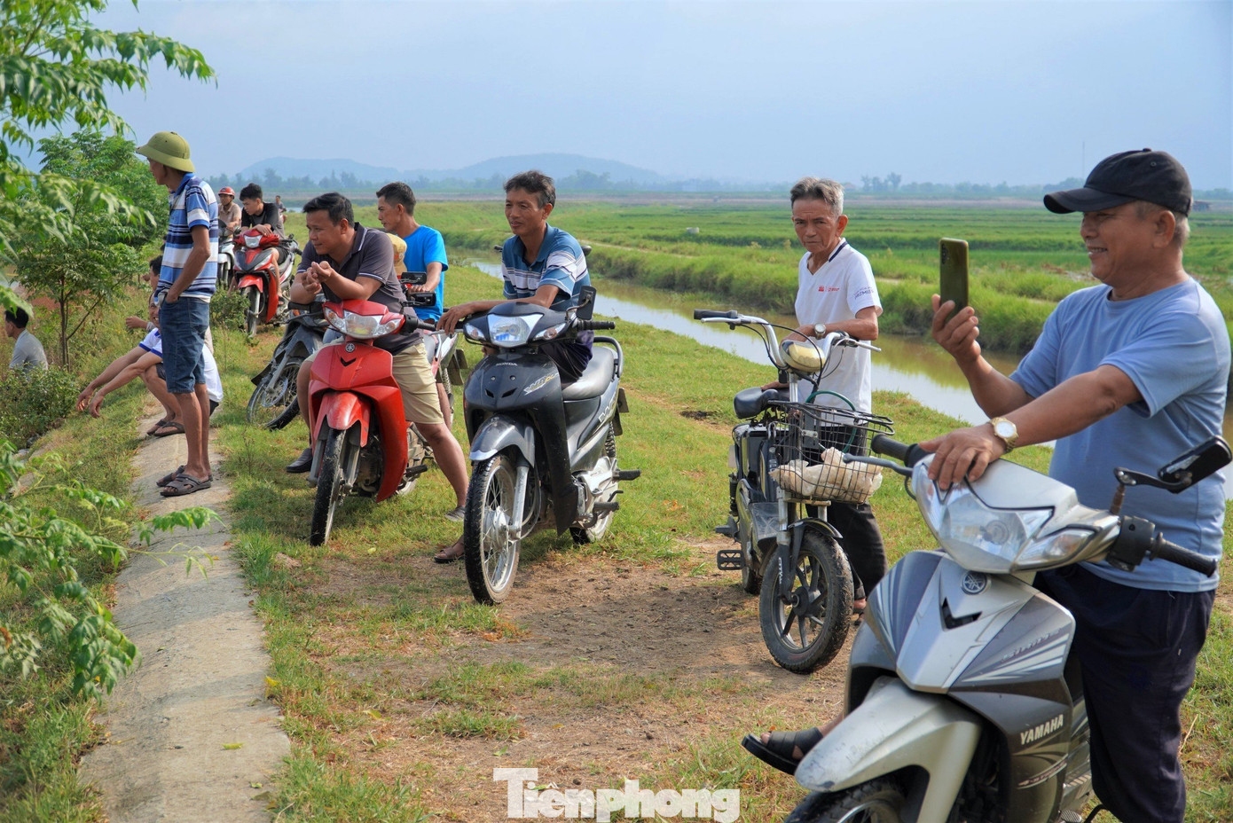 Khi "nơm thủ" bắt được cá, người trên bờ sẽ reo hò cổ vũ. Một số người còn dùng điện thoại để ghi lại những hình ảnh vui nhộn này.