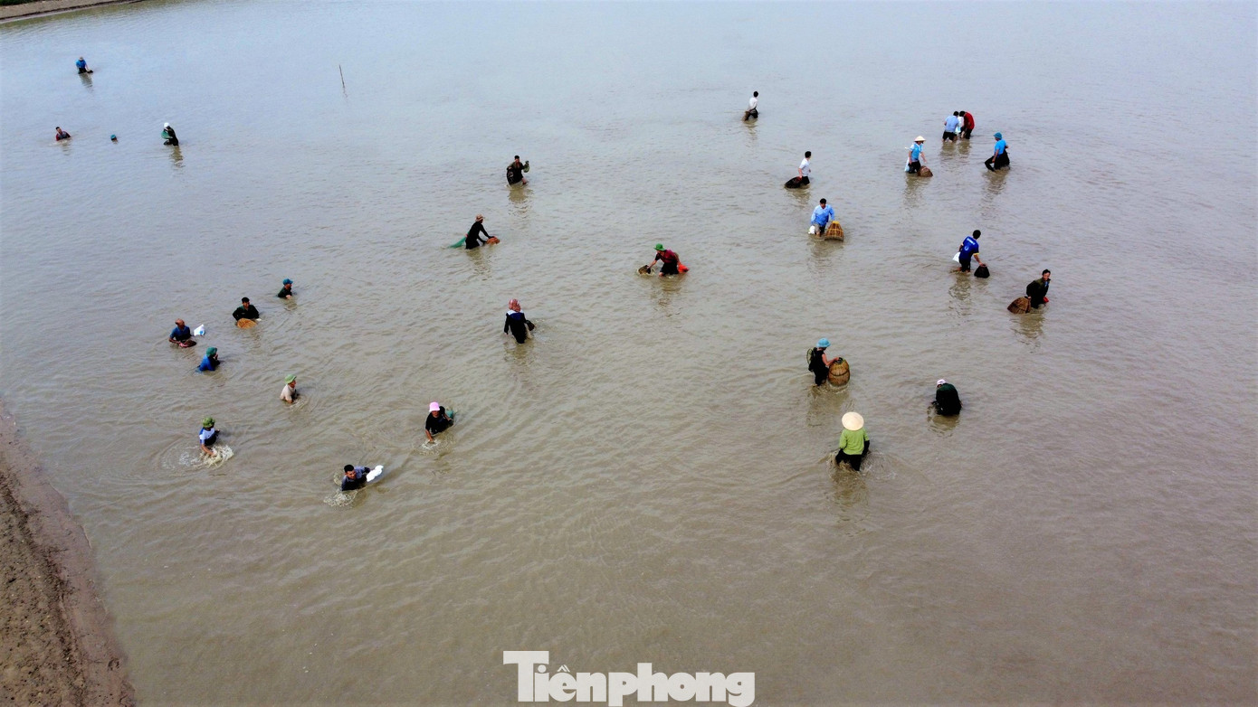 Hay tin chủ hồ tổ chức bán vé cho mọi người xuống bắt cá có kích thước lớn, khoảng 100 “nơm thủ” ở thành phố Hà Tĩnh đã mua vé, xuống hồ đánh bắt bắt cá.
