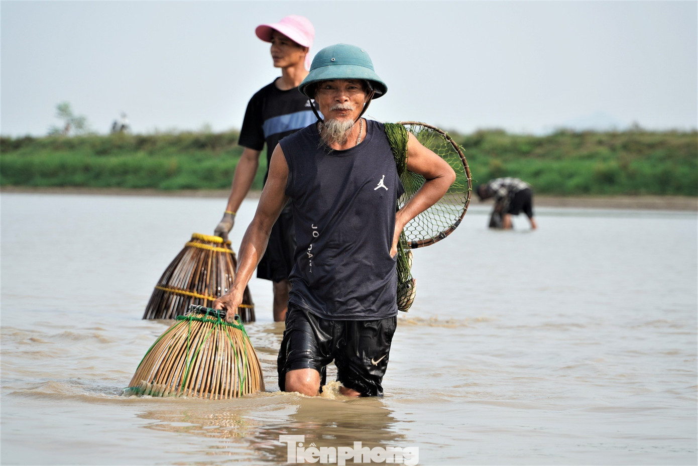 Ông Đậu Danh (72 tuổi, trú tại thôn Tiên Tiến, xã Đồng Môn, TP Hà Tĩnh) được đánh giá là "nơm thủ" cừ khôi khi vừa xuống hồ đã bắt được cá. Ông Danh cho biết, đây là lần thứ 2 ông mua vé để xuống hồ bắt cá.