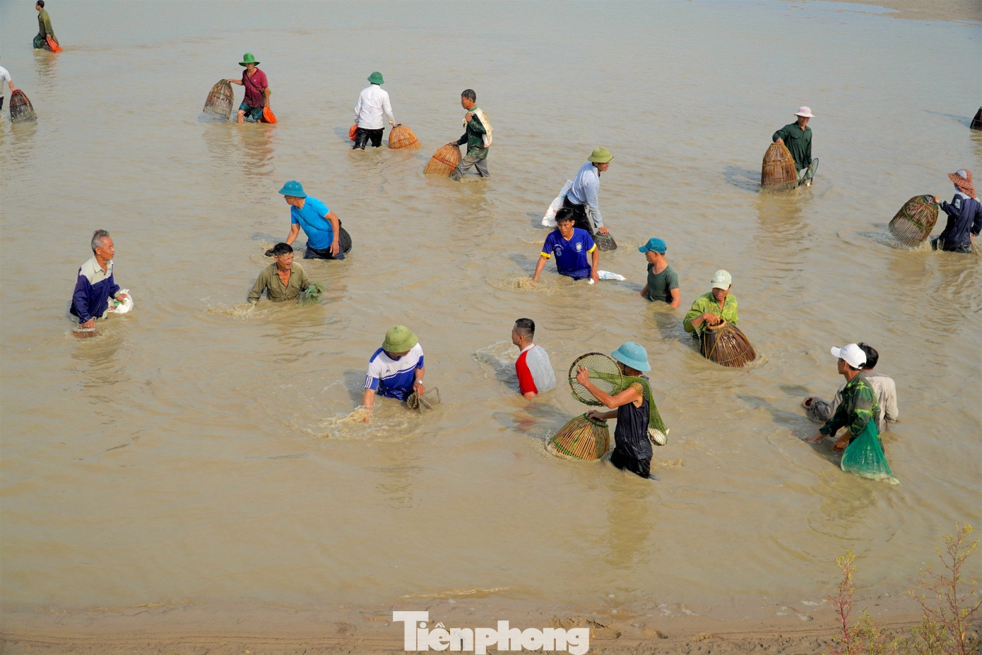 Việc bắt cá ở hồ với người dân ở đây không chỉ tạo không khí vui tươi, kết nối tinh thần đoàn kết mà còn nhằm cải thiện thức ăn cho gia đình.
