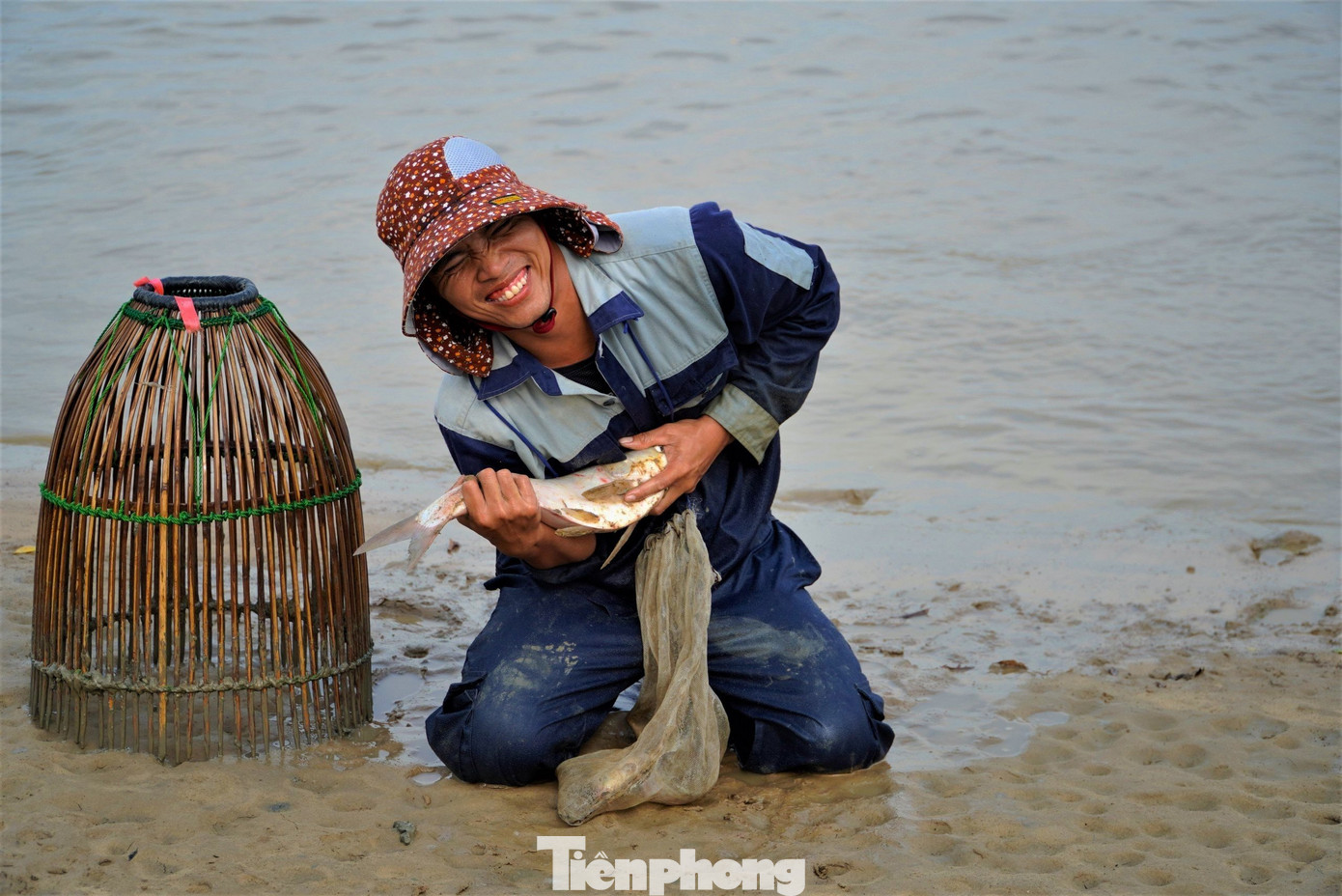 Anh Nguyễn Hoàng (37 tuổi, trú ở xã Đồng Môn) vừa xuống hồ 30 phút may mắn bắt được 2 con cá mè và cá leo, con lớn nặng 3kg. Ngoài thoả mãn được niềm vui, anh Hoàng còn thu về "chiến lợi phẩm".