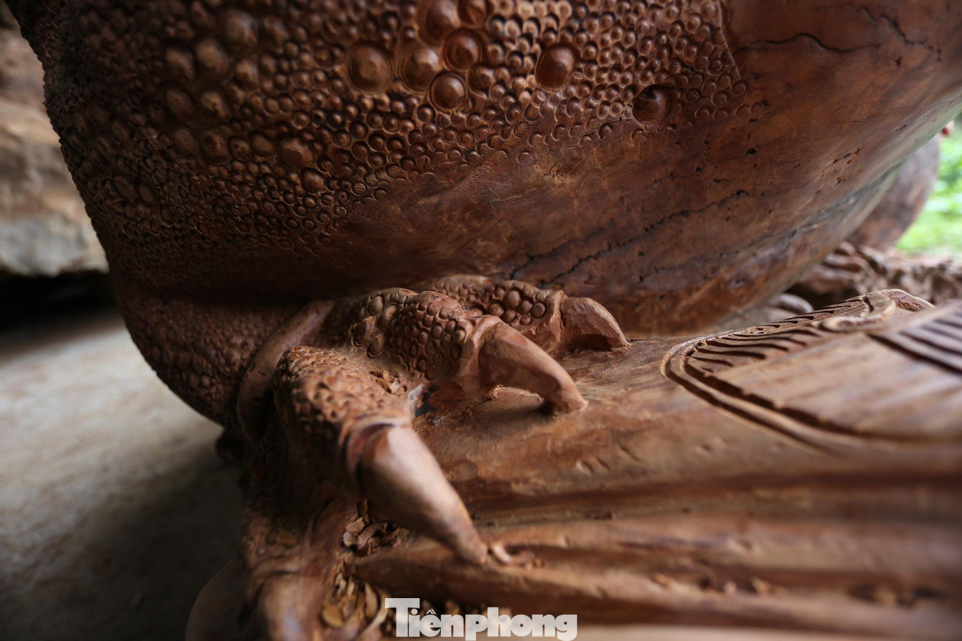 Mỗi tác phẩm qua bàn tay của anh Tuấn Anh đều có một nét đẹp riêng, không tác phẩm nào giống nhau. Các công đoạn đều được làm thủ công, vì vậy anh lựa chọn những loại gỗ tốt, có độ dẻo, không bị nứt, không bị mối mọt để làm. Mỗi tác phẩm qua bàn tay của anh Tuấn Anh đều có một nét đẹp riêng, không tác phẩm nào giống nhau. Các công đoạn đều được làm thủ công, vì vậy anh lựa chọn những loại gỗ tốt, có độ dẻo, không bị nứt, không bị mối mọt để làm.