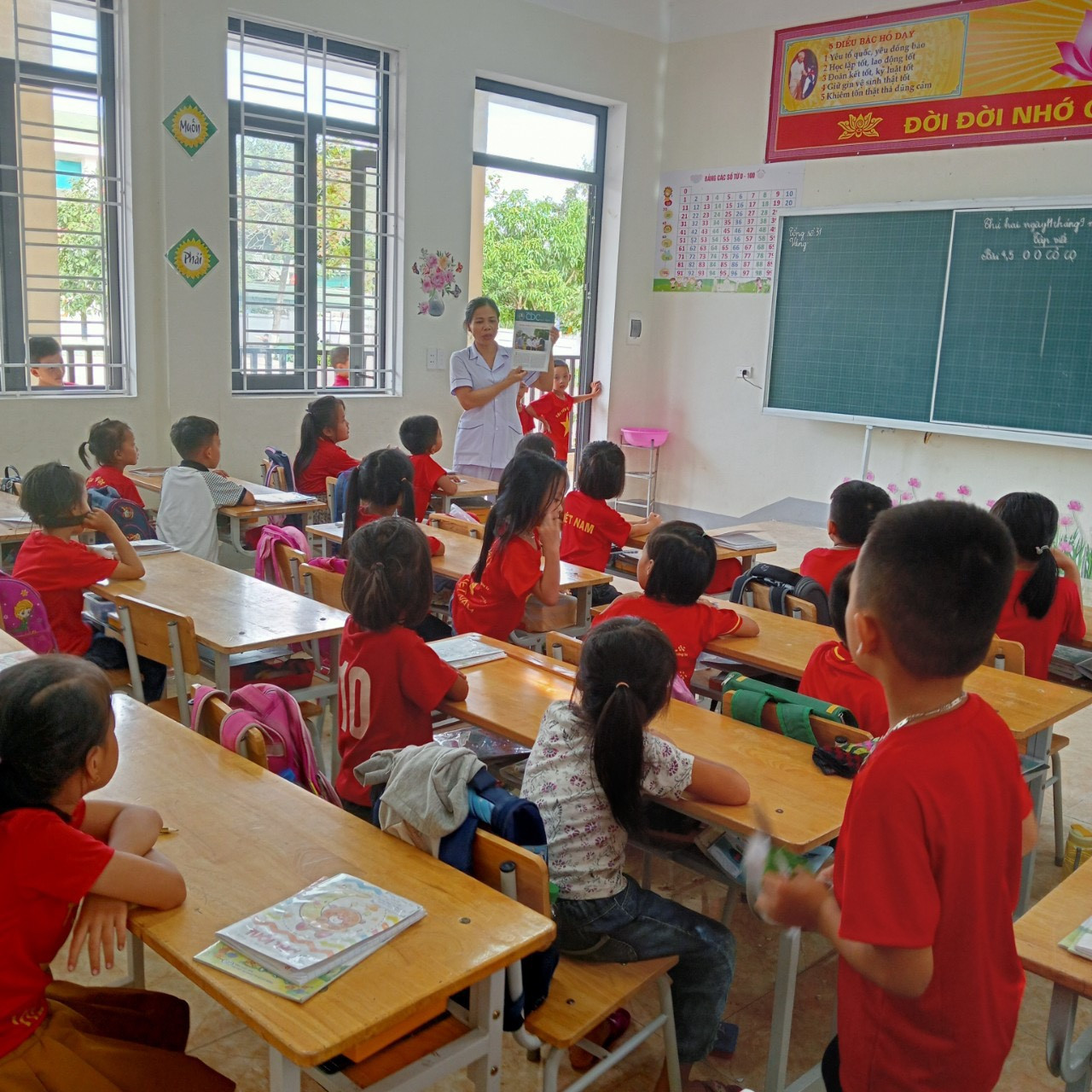 Hiện nay hơn 2.300 học sinh ở các bậc mầm non, tiểu học, THCS mắc bệnh phải nghỉ học. Hiện nay hơn 2.300 học sinh ở các bậc mầm non, tiểu học, THCS mắc bệnh phải nghỉ học.