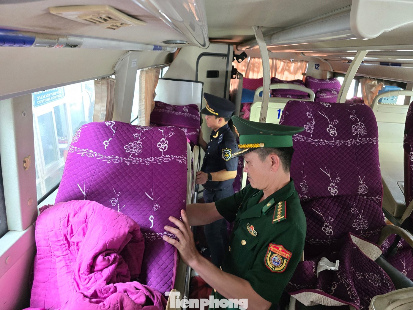 Trong xe khách, ô tô được kiểm tra chặt chẽ.