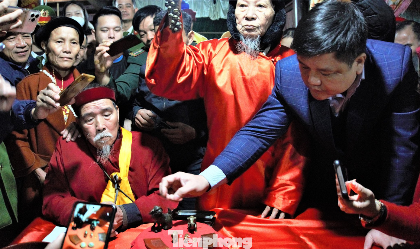 Việc bàn giao bảo vật này được chính quyền địa phương và người dân đứng kiểm tra và giám sát. Việc bàn giao bảo vật này được chính quyền địa phương và người dân đứng kiểm tra và giám sát.