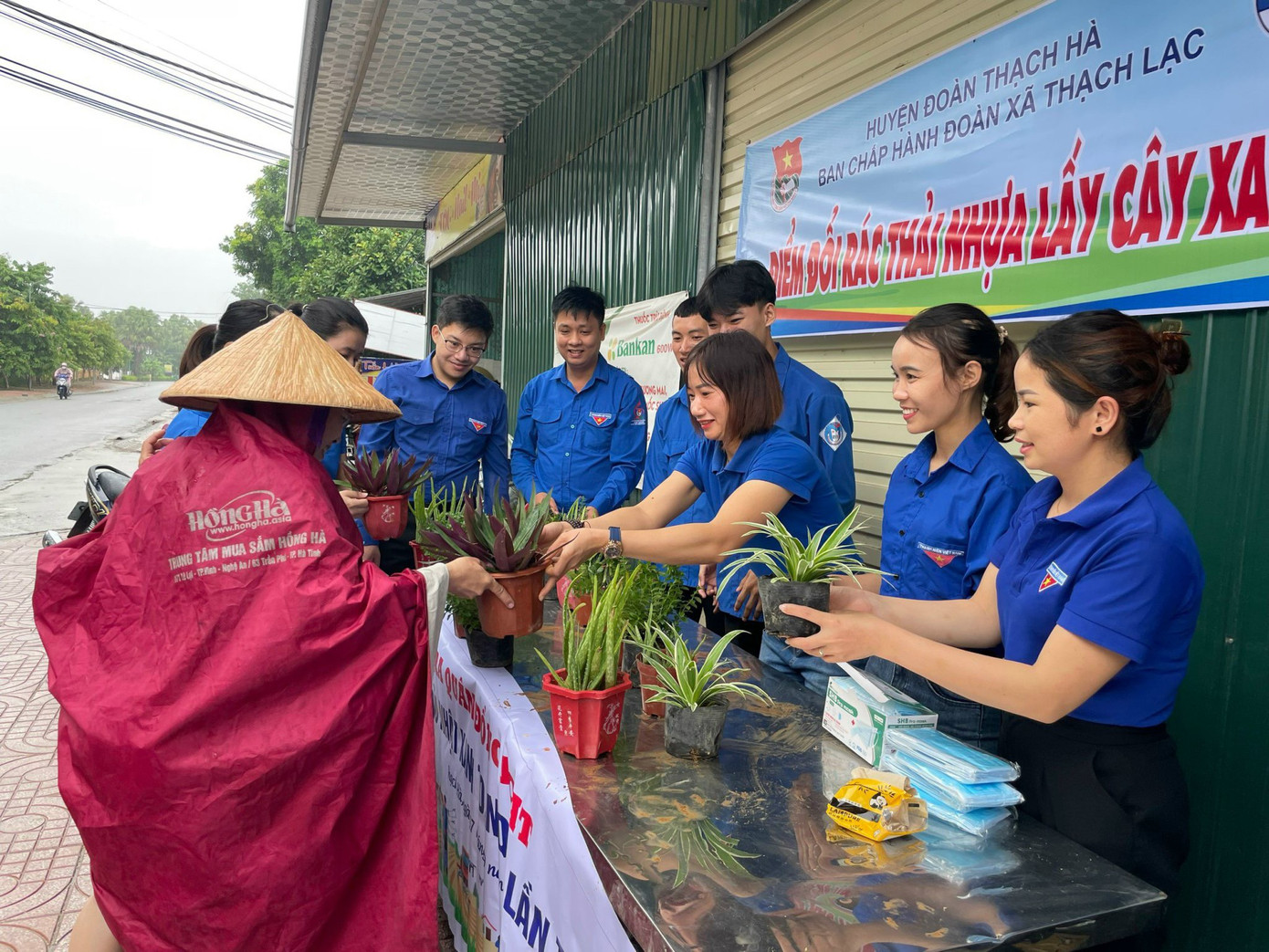 Đoàn xã Thạch Lạc (huyện Thạch Hà) tổ chức điểm đổi rác thải nhựa lấy cây xanh được nhiều người dân hưởng ứng.