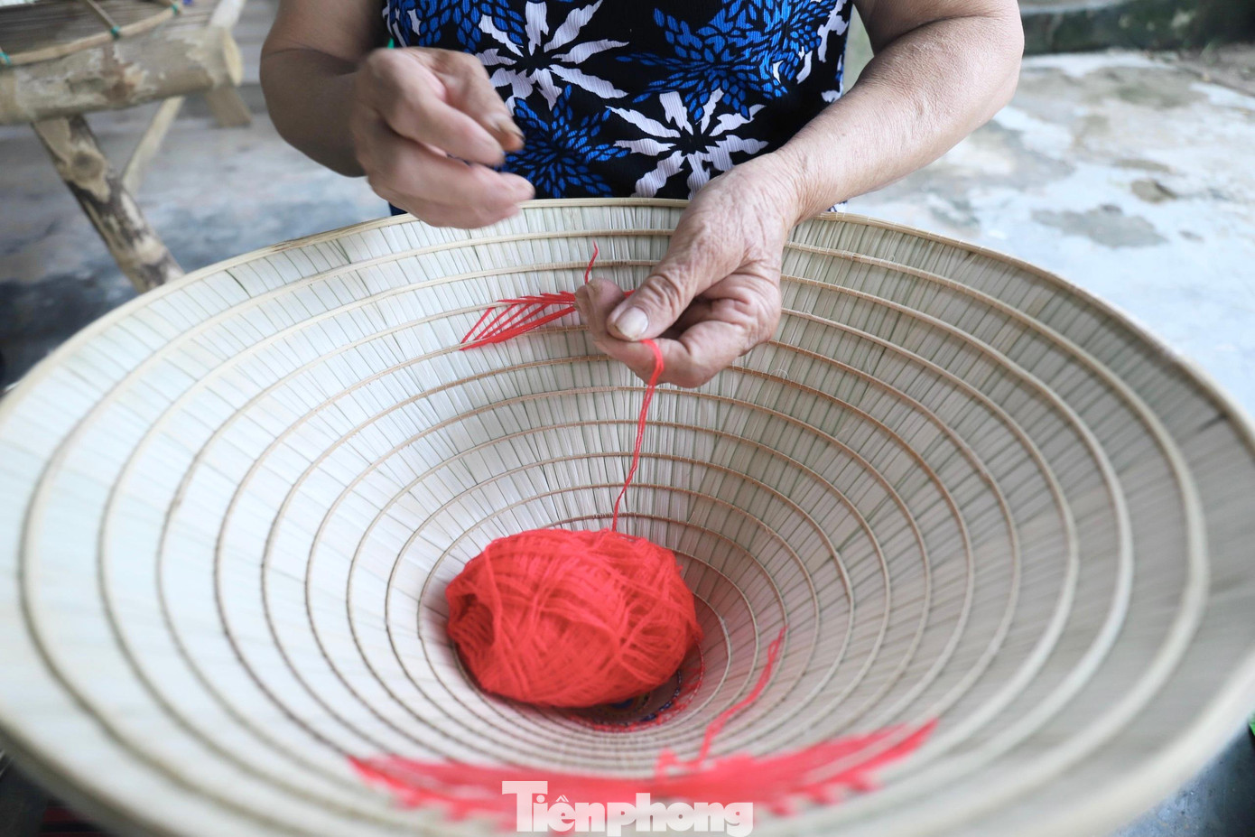 Sau khi hoàn thiện, nón sẽ được quét phủ một lớp dầu bóng. Ngoài ra người thợ còn khéo léo khâu những đường chỉ đỏ để làm dây nón.