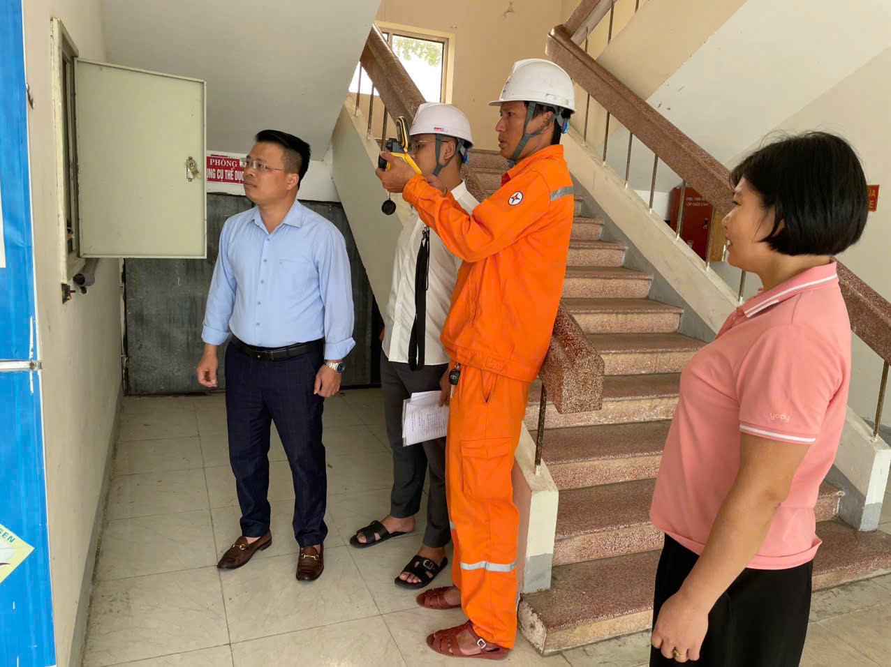 Kiểm tra hệ thống điện tại các trường học.