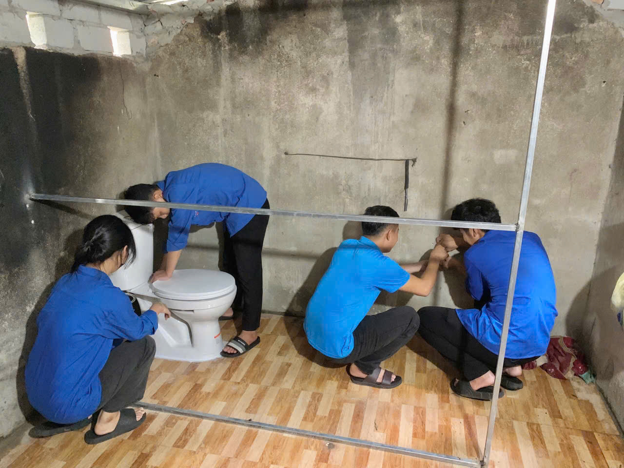 Tại thị xã Hồng Lĩnh, sau nhiều ngày thi công, Ban Thường vụ Thị Đoàn đã xây dựng 2 công trình thanh niên gồm hỗ trợ xây dựng nhà ở hộ nghèo thoát nghèo; Xây dựng tuyến đường xanh sạch đẹp với tổng trị giá ước tính 20 triệu đồng.