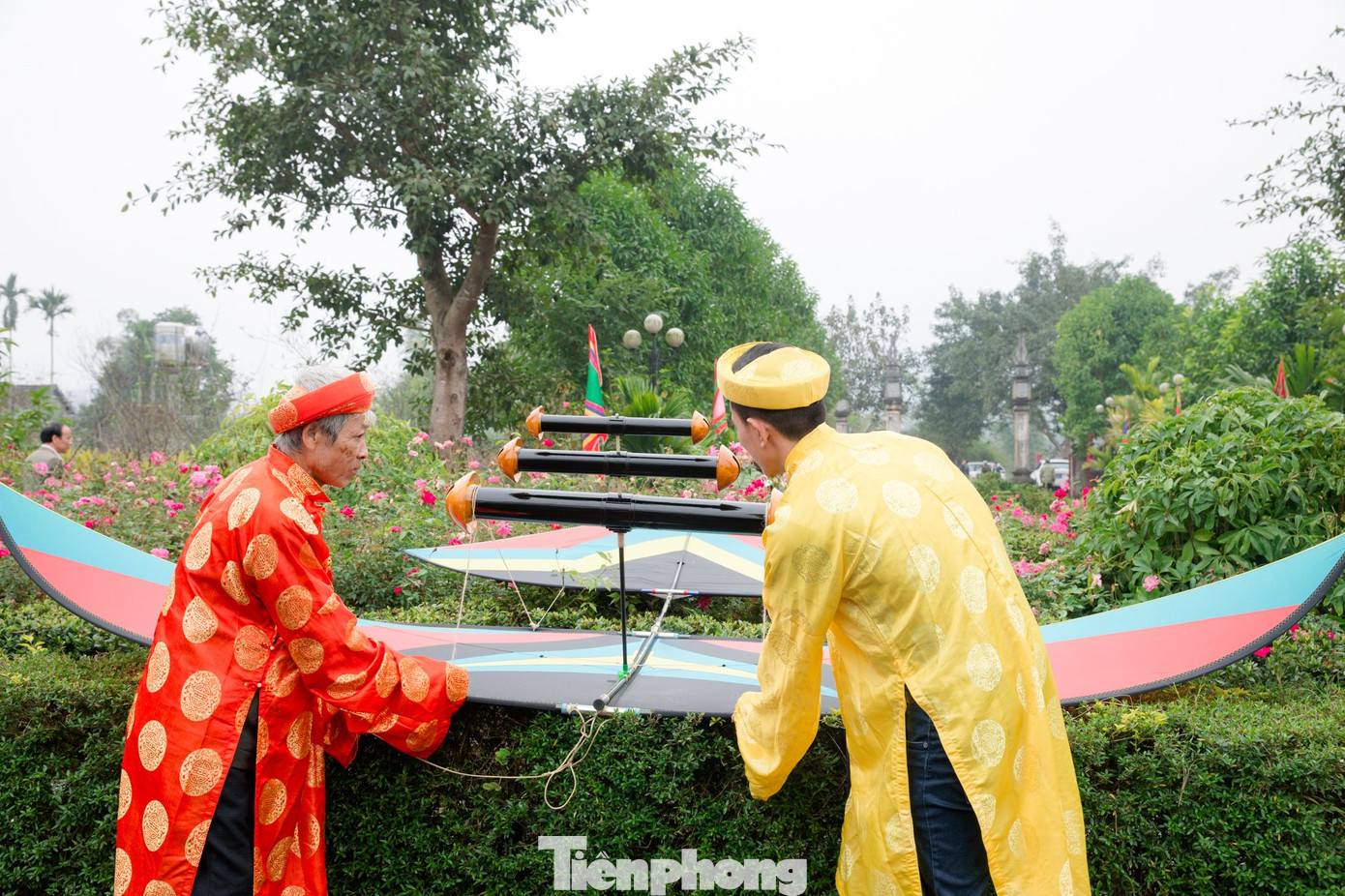 Từ hàng trăm năm nay, người dân Hương Sơn (Hà Tĩnh) duy trì việc sản xuất và chơi diều sáo để gìn giữ nét đẹp văn hóa truyền thống của quê hương. Từ hàng trăm năm nay, người dân Hương Sơn (Hà Tĩnh) duy trì việc sản xuất và chơi diều sáo để gìn giữ nét đẹp văn hóa truyền thống của quê hương.