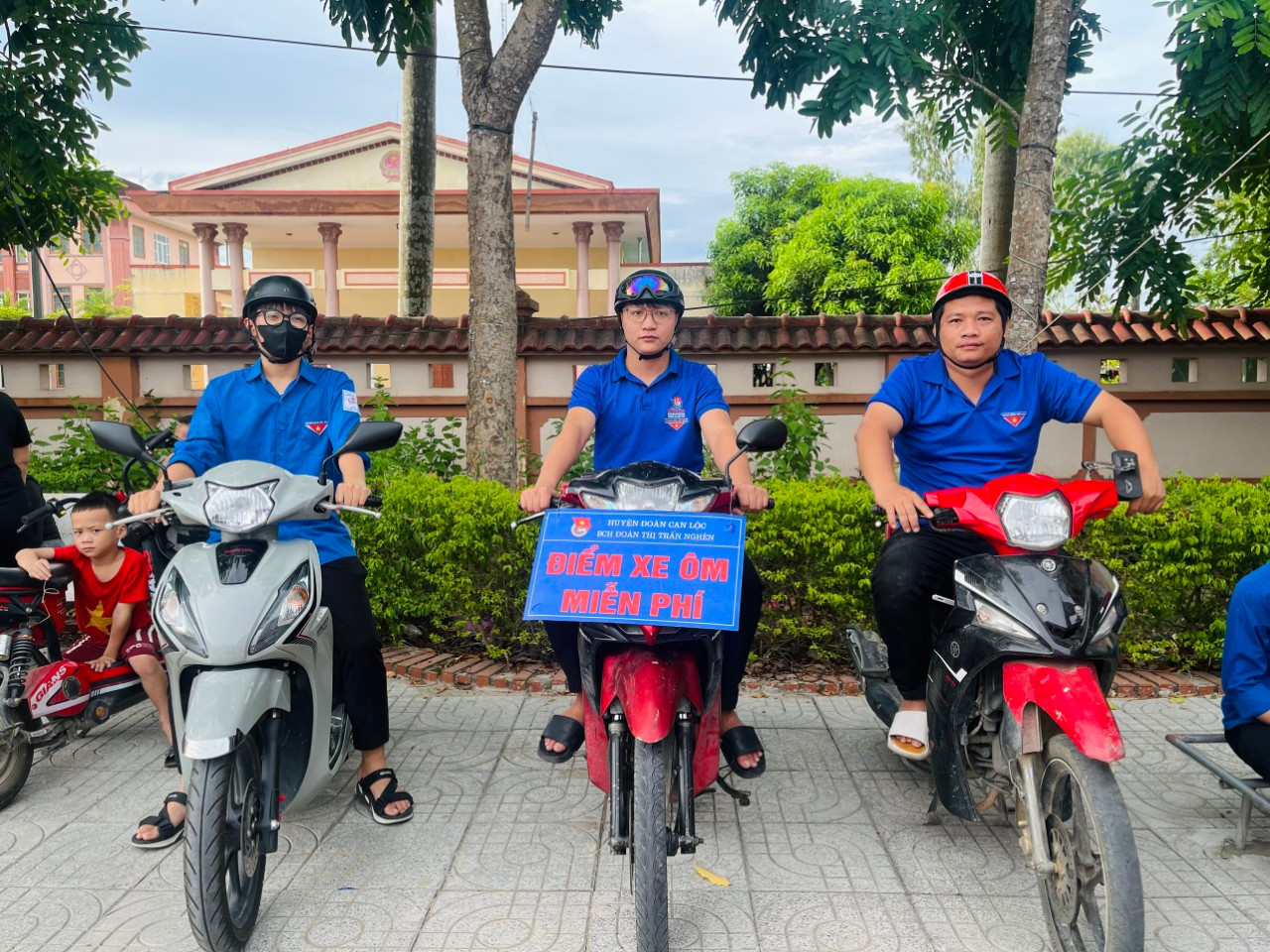 Với phương châm “Một đội hình - Nhiều nhiệm vụ”, các đội thanh niên tình nguyện đã triển khai thực hiện các hoạt động hỗ trợ thí sinh, người nhà....