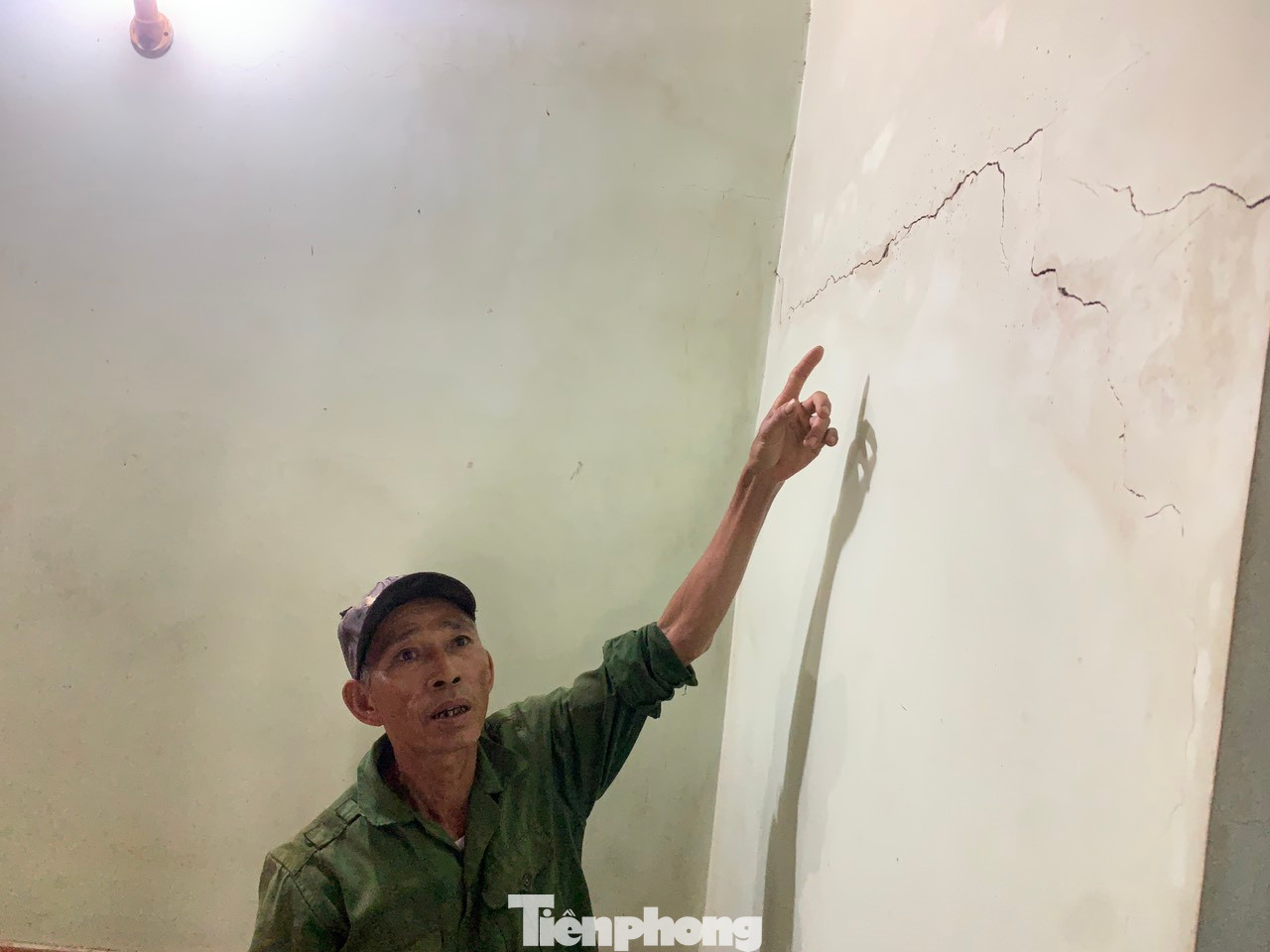Ông Trần Quốc Hưởng lo lắng khi nhà hư hỏng, tường nguy cơ đổ sập.