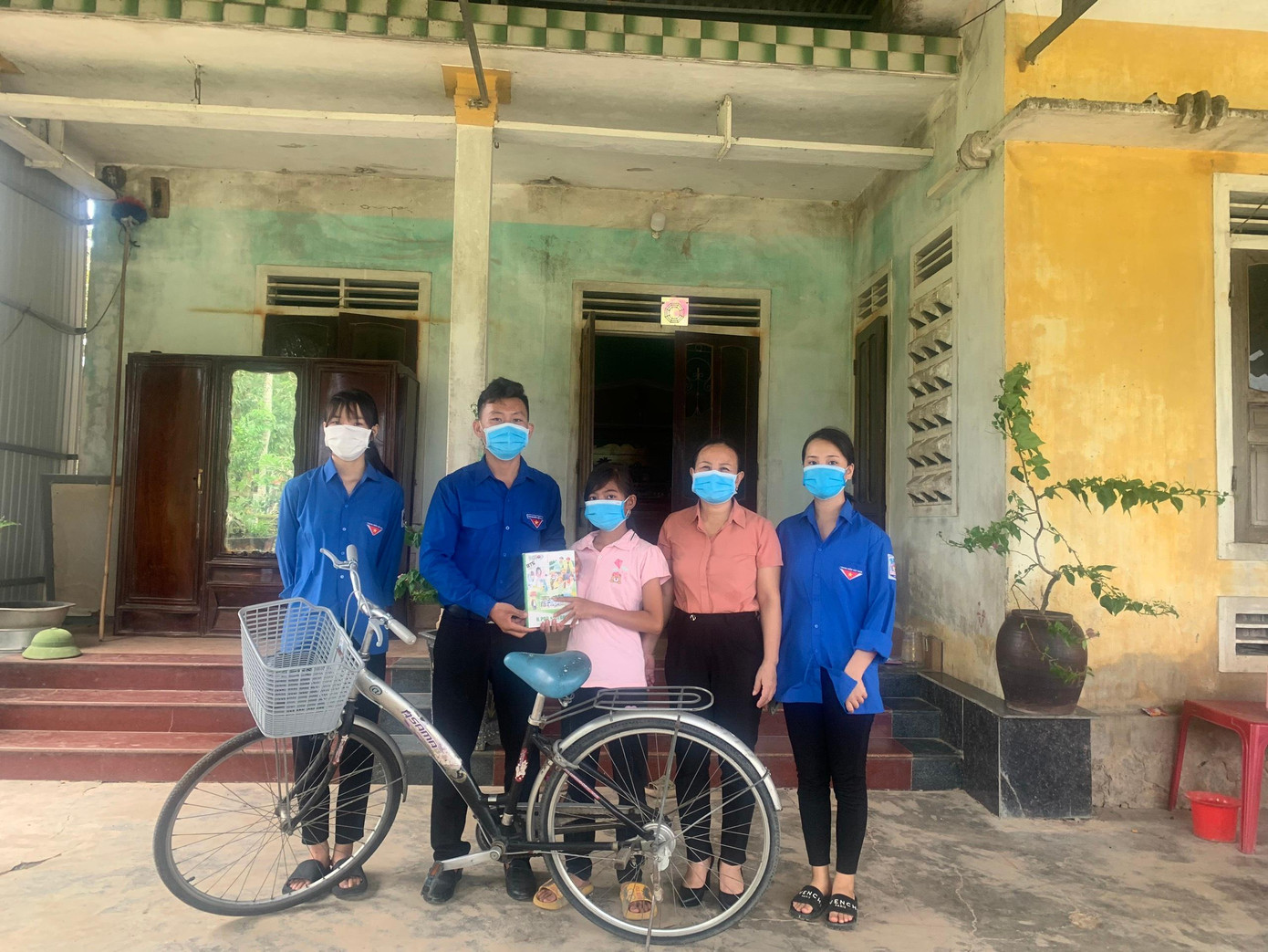 Ngoài ra, Huyện đoàn Thạch Hà cũng trao tặng xe đạp, vở cho các em học sinh có hoàn cảnh khó khăn trong năm học mới. Ngoài ra, Huyện đoàn Thạch Hà cũng trao tặng xe đạp, vở cho các em học sinh có hoàn cảnh khó khăn trong năm học mới.