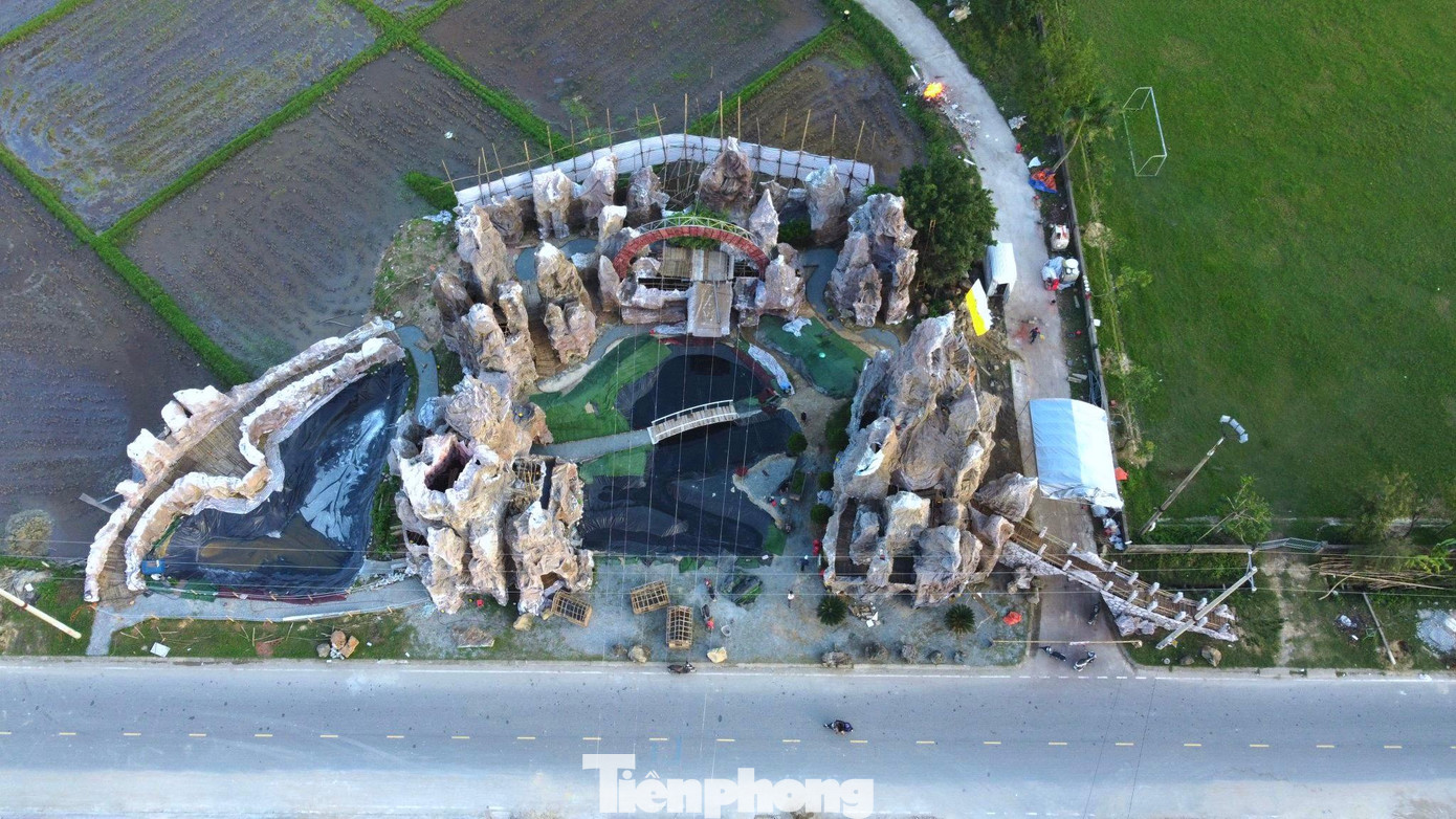 Hang đá được dựng lên tại khu đất rộng 3ha. Theo người dân, năm nay hang đá có chiều cao hơn 30m, rộng 3.000m2. Hang đá được hai người dân tại giáo xóm An Khang tự lên ý tưởng thiết kế, sau đó toàn bộ giáo dân cùng hỗ trợ để làm. Hang đá được dựng lên tại khu đất rộng 3ha. Theo người dân, năm nay hang đá có chiều cao hơn 30m, rộng 3.000m2. Hang đá được hai người dân tại giáo xóm An Khang tự lên ý tưởng thiết kế, sau đó toàn bộ giáo dân cùng hỗ trợ để làm.