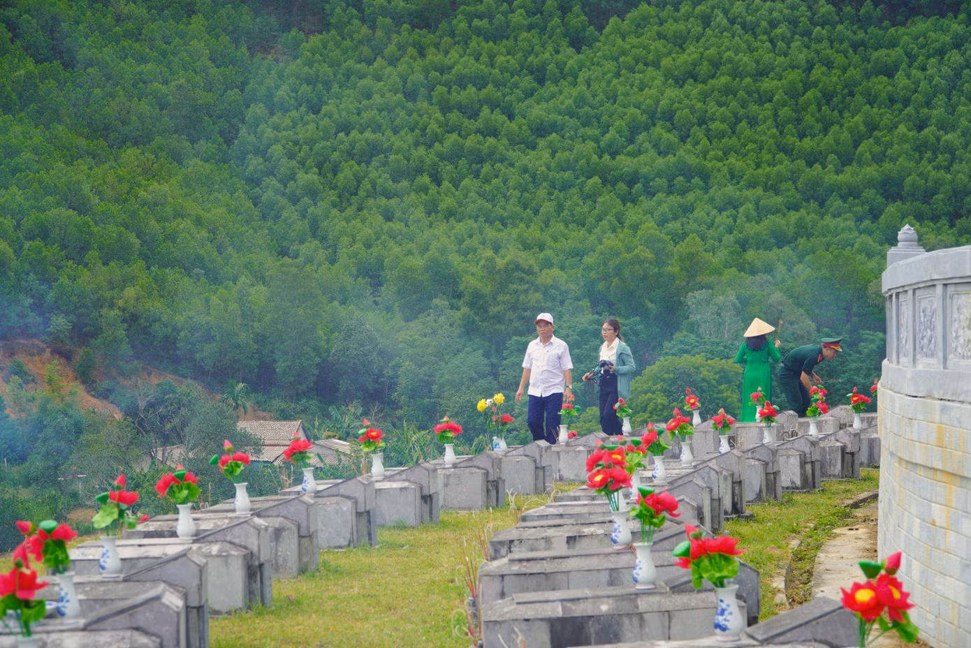 Ngoài các ngôi mộ liệt sỹ quê Hà Tĩnh, còn có các ngôi mộ của liệt sỹ quê tại Quảng Bình, Thanh Hoá...