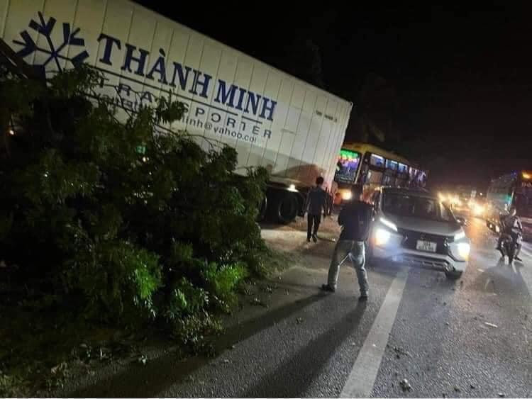 Vụ tai nạn khiến đường quốc lộ bị ách tắc cục bộ. Vụ tai nạn khiến đường quốc lộ bị ách tắc cục bộ.