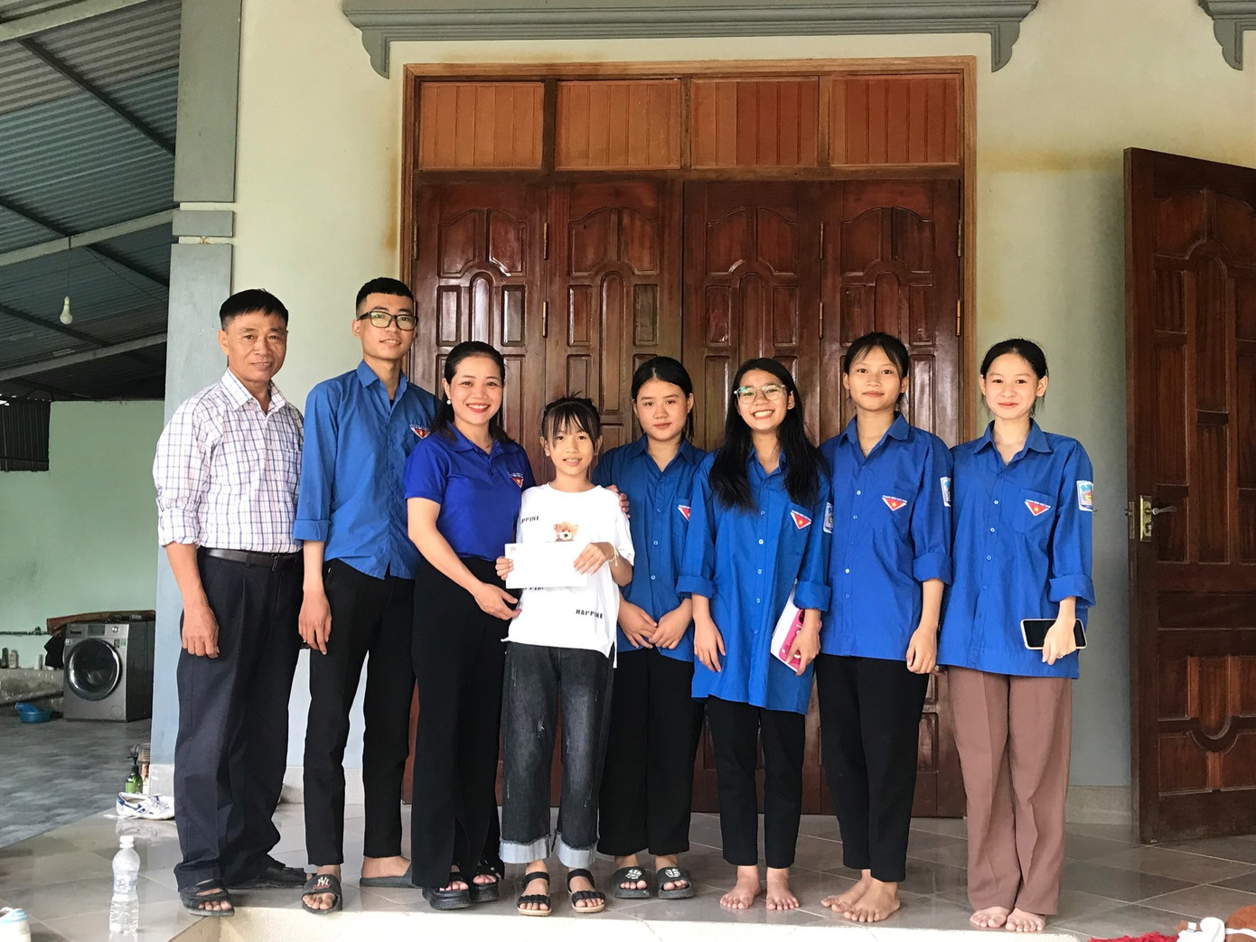 Các cơ sở Đoàn trên toàn huyện Thạch Hà đã trích quỹ từ các hoạt động, phối hợp các đơn vị tài trợ, trao tặng các suất quà cho học sinh có hoàn cảnh khó khăn vươn lên trong học tập nhân ngày Khai giảng năm học 2023 - 2024.