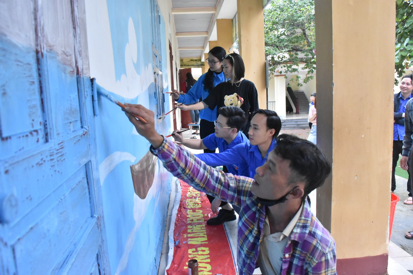 Tại huyện Hương Khê dịp này đoàn cũng đã trang trí tranh tường bích hoạ, tạo không gian vui chơi, giải trí cho các em học sinh tại trường mầm non Hà Linh.