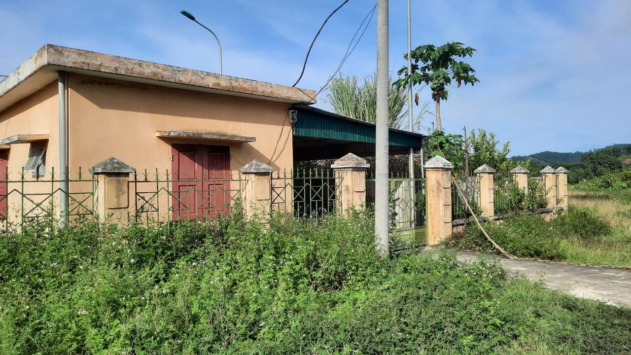 Nhà máy nước sạch được đầu tư với nguồn vốn hơn 6 tỷ đồng nhưng người dân không có nước sạch để sinh hoạt. Nhà máy nước sạch được đầu tư với nguồn vốn hơn 6 tỷ đồng nhưng người dân không có nước sạch để sinh hoạt.