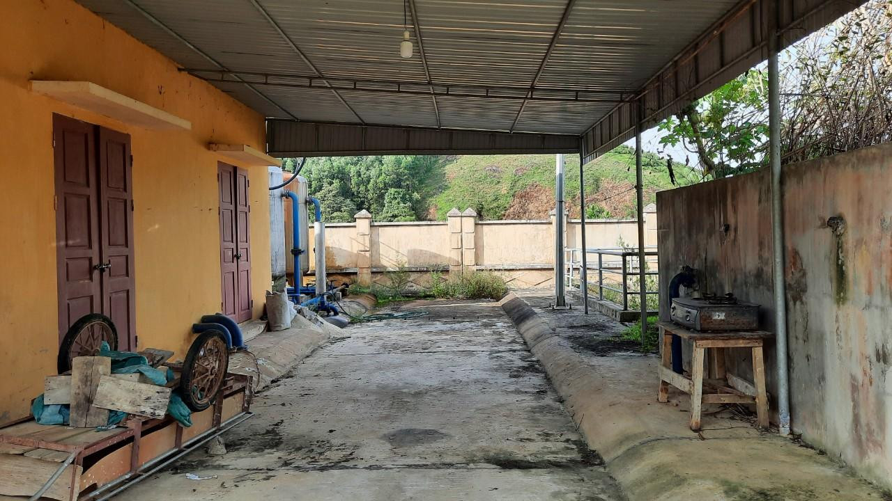 Cảnh bên trong nhà máy đã xuống cấp. Cảnh bên trong nhà máy đã xuống cấp.