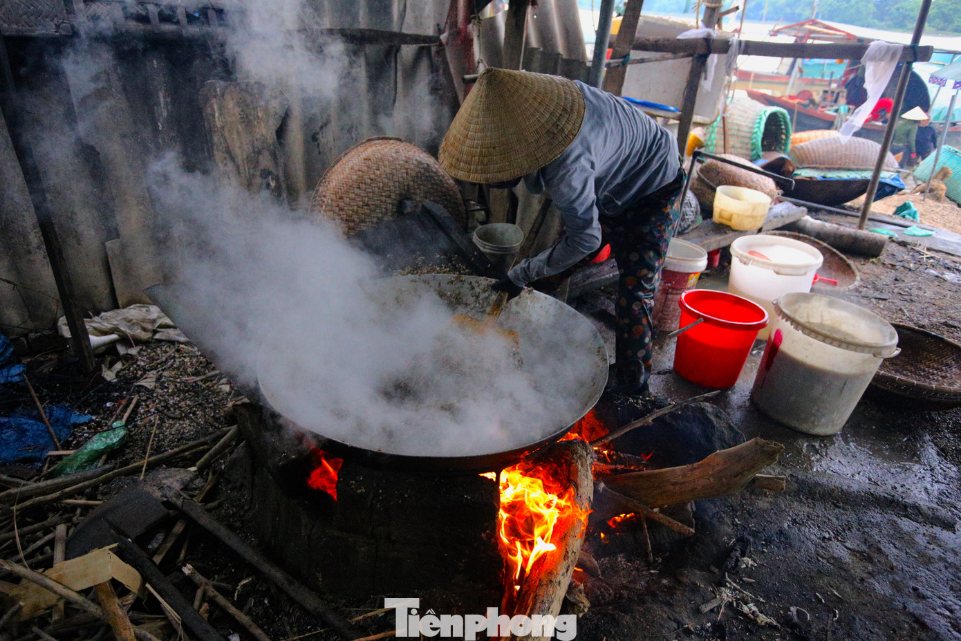 Buổi chiều ngày cuối tháng 6, khi cơn mưa “vàng” vừa dứt, cũng là lúc các bếp lửa ở làng nghề ở Bến Hến, xã Trường Sơn, huyện Đức Thọ (tỉnh Hà Tĩnh) đỏ lửa. Buổi chiều ngày cuối tháng 6, khi cơn mưa “vàng” vừa dứt, cũng là lúc các bếp lửa ở làng nghề ở Bến Hến, xã Trường Sơn, huyện Đức Thọ (tỉnh Hà Tĩnh) đỏ lửa.