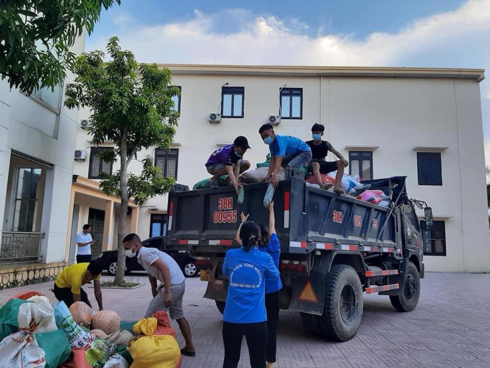 Những quả bí, bầu được nhóm bạn trẻ vận chuyển lên xe đưa về điểm tập kết.