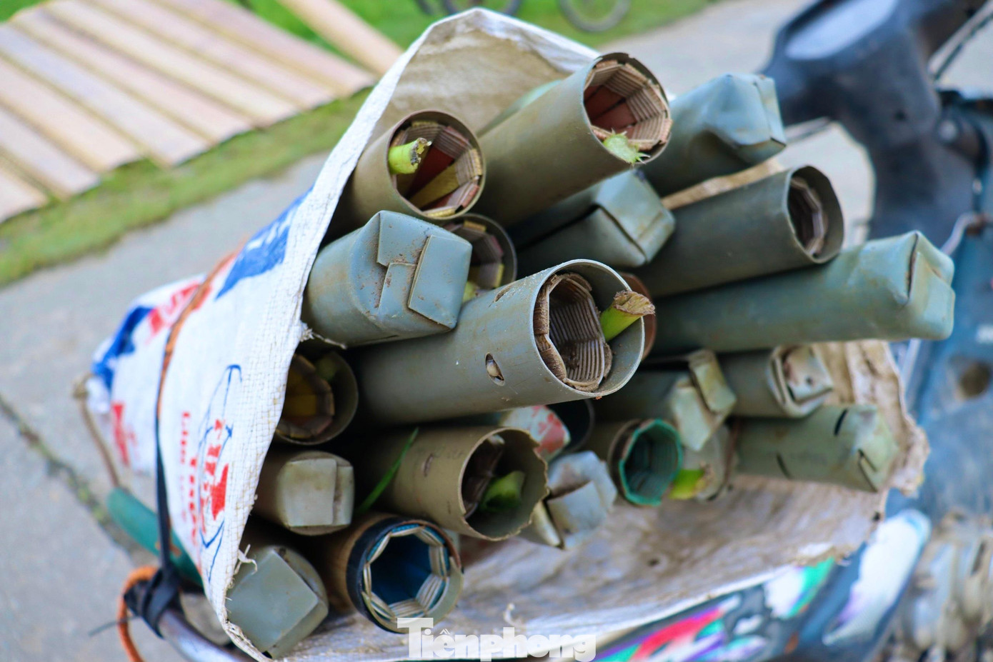 Công cụ để săn lươn là ống trúm được làm bằng nhựa, dài khoảng 70 cm, 2 đầu được bịt bằng chốt tre, một đầu có lỗ cho lươn chui vào, một đầu có lỗ thở để lươn không bị chết ngạt, bên trong rỗng để đựng mồi. Công cụ để săn lươn là ống trúm được làm bằng nhựa, dài khoảng 70 cm, 2 đầu được bịt bằng chốt tre, một đầu có lỗ cho lươn chui vào, một đầu có lỗ thở để lươn không bị chết ngạt, bên trong rỗng để đựng mồi.