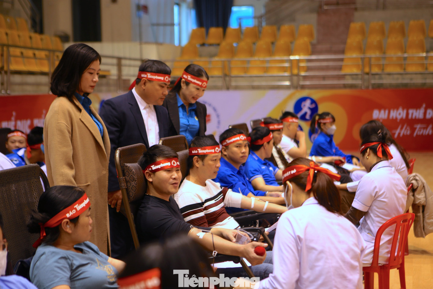 Trong sáng nay, Hà Tĩnh thu hút hơn 700 người tham gia hiến máu tình nguyện, trong đó có công an, giáo viên, sinh viên.