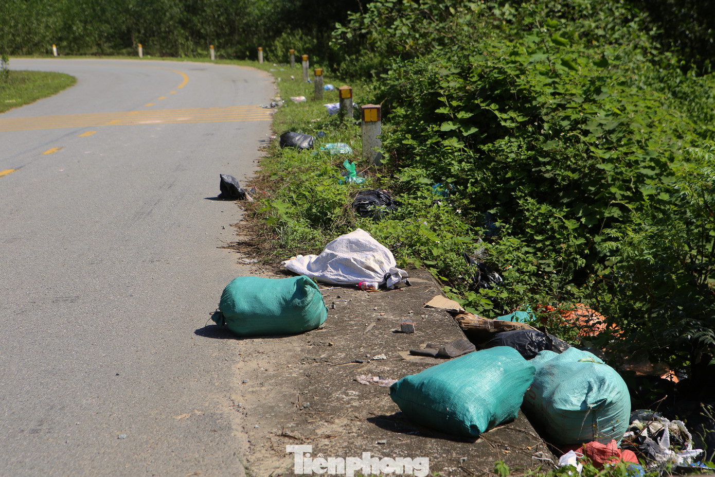Rác người dân vứt dọc đường từ quốc lộ 8A vào trụ sở UBND xã Hoà Lạc. Rác người dân vứt dọc đường từ quốc lộ 8A vào trụ sở UBND xã Hoà Lạc.