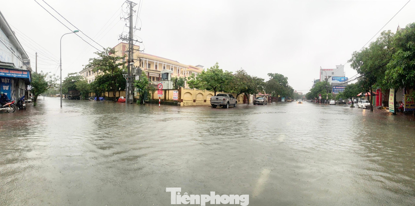 Sáng nay khu vực Hà Tĩnh có mưa to, có nơi mưa rất to như: Cẩm Xuyên 106,4mm, TP Hà Tĩnh 93,6mm, Chi Cục Thủy lợi (TP Hà Tĩnh 80,2mm), Thạch Điền 65,4mm, Đò Điệm 64,8mm, Hồ Kim Sơn 57,8mm, Hoành Sơn (TX Kỳ Anh) 53,6mm …