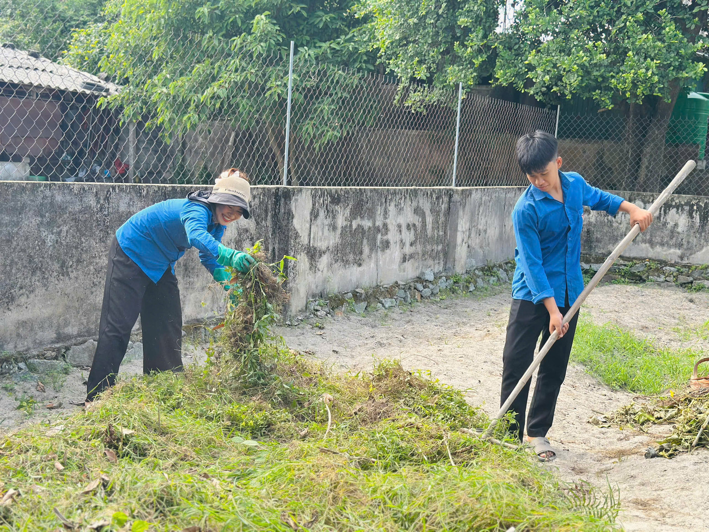 Theo đó, các đoàn viên, thanh niên đã đến tận nhà hội viên có hoàn cảnh neo đơn để dọn dẹp nhà cửa, nấu bữa cơm nghĩa tình và trao tặng các suất quà ý nghĩa.