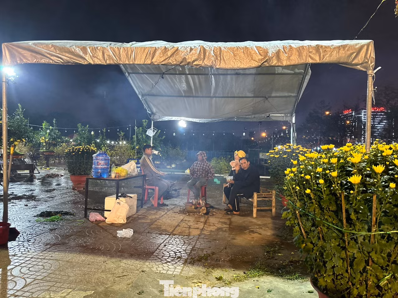 Dù thời tiết có mưa, nhiệt độ giảm, nhưng những tiểu thương vẫn phải co ro trong đêm để bán hoa.