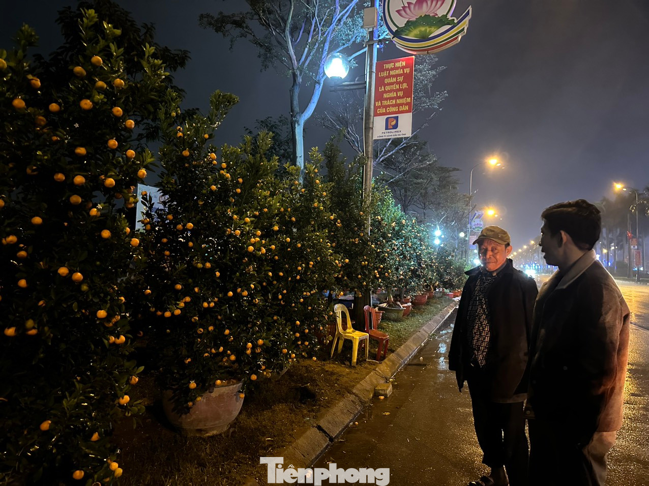 Năm nay hàng hoa, cây cảnh tiêu thụ chậm, có những tiểu thương bỏ cả trăm triệu đồng đầu tư nhưng chưa thể vớt vát được số vốn bỏ ra. Họ phải gắng gượng chờ đợi khách đến mua hàng.