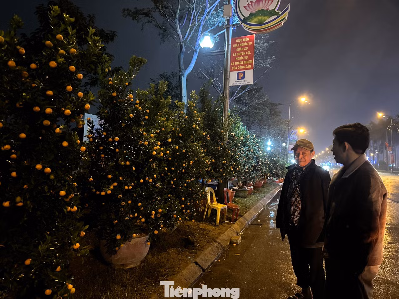 Năm nay hàng hoa, cây cảnh tiêu thụ chậm, có những tiểu thương bỏ cả trăm triệu đồng đầu tư nhưng chưa thể vớt vát được số vốn bỏ ra. Họ phải gắng gượng chờ đợi khách đến mua hàng.