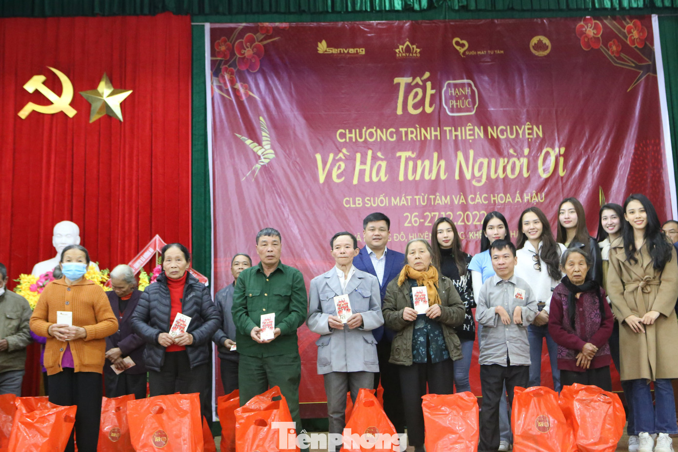 Trong hoạt động từ thiện tại Hà Tĩnh, Hoa hậu Thuỳ Tiên đã trích gần 10 triệu đồng tiền cá nhân để hỗ trợ bà Thản trả khoản nợ vay ngân hàng xây nhà chính sách trước đó.