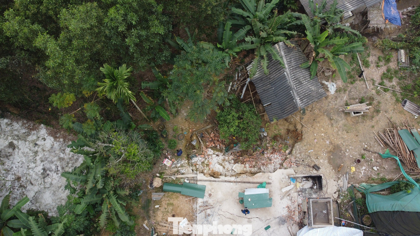 Ngôi nhà, nhiều cây cối và chuồng nuôi gia súc của gia đình ông Nguyễn Duy Hùng (41 tuổi, trú thôn 5, xã Hòa Hải) bị sạt lở, hư hỏng nặng nề. Đặc biệt một số kết cấu của ngôi nhà bị nứt, không thể đảm bảo an toàn khi sinh sống bên trong.