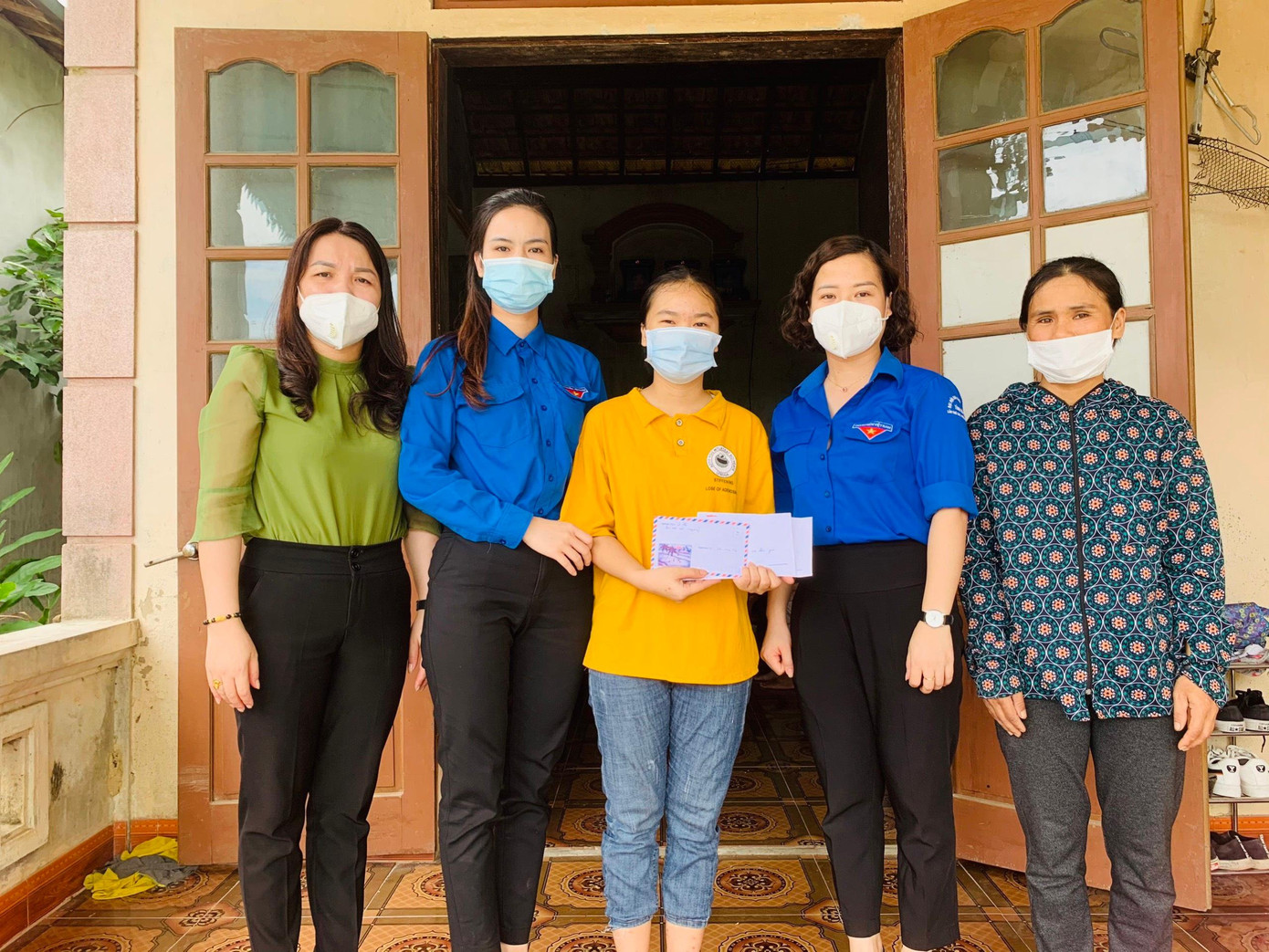 Phó Bí thư Tỉnh đoàn Hà Tĩnh - Nguyễn Ny Hương cùng đại diện Huyện đoàn Đức Thọ đến trao quà hỗ trợ động viên tinh thần em Đinh Thị Minh Trang đạt 27,55 điểm khối B, gia đình có hoàn cảnh khó khăn. Phó Bí thư Tỉnh đoàn Hà Tĩnh - Nguyễn Ny Hương cùng đại diện Huyện đoàn Đức Thọ đến trao quà hỗ trợ động viên tinh thần em Đinh Thị Minh Trang đạt 27,55 điểm khối B, gia đình có hoàn cảnh khó khăn.