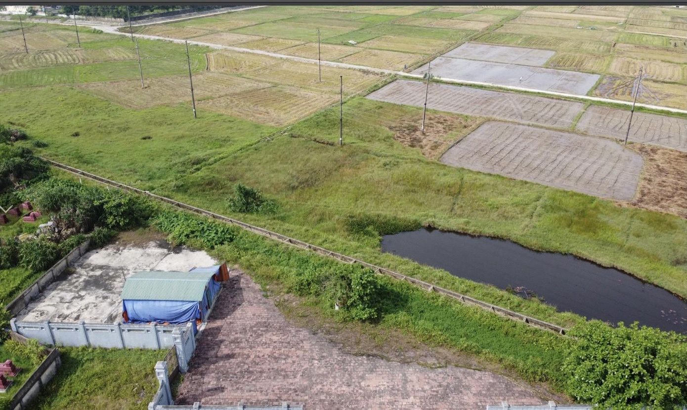 Phía ngoài công trình Văn Miếu là cánh đồng, thời gian tới sẽ làm đường dẫn vào.