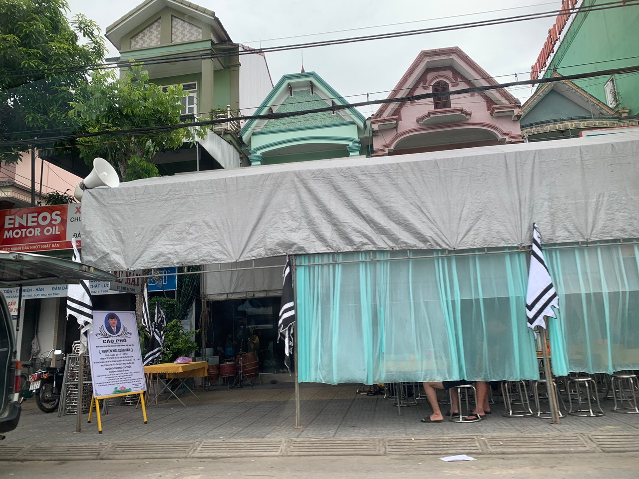 Gia đình nạn nhân Nguyễn Mai Xuân H. đang lo thủ tục tại quê nhà.