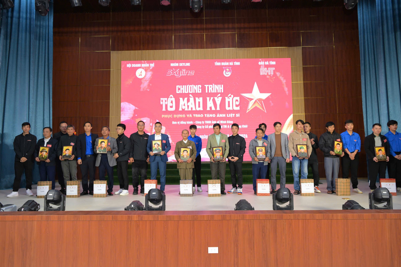 Trao di ảnh và quà tới thân nhân các liệt sĩ. Trao di ảnh và quà tới thân nhân các liệt sĩ.