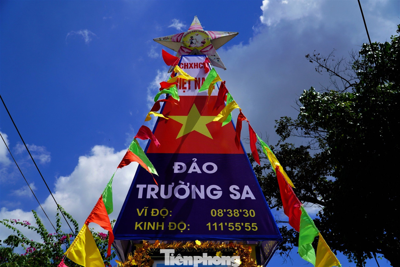 Chiếc đèn trung thu này được 10 gia đình tổ chức làm trong 3 ngày. Vì ban ngày họ đi làm nên tranh thủ thời gian ban đêm để cùng nhau làm đèn.