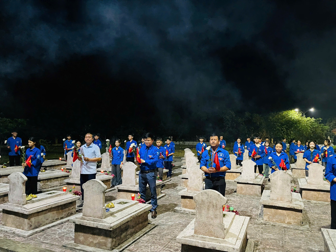 Tuổi trẻ huyện Thạch Hà thắp nến tri ân, bày tỏ lòng biết ơn sâu sắc tới các anh hùng liệt sỹ đã anh dũng hy sinh vì độc lập, tự do của dân tộc.