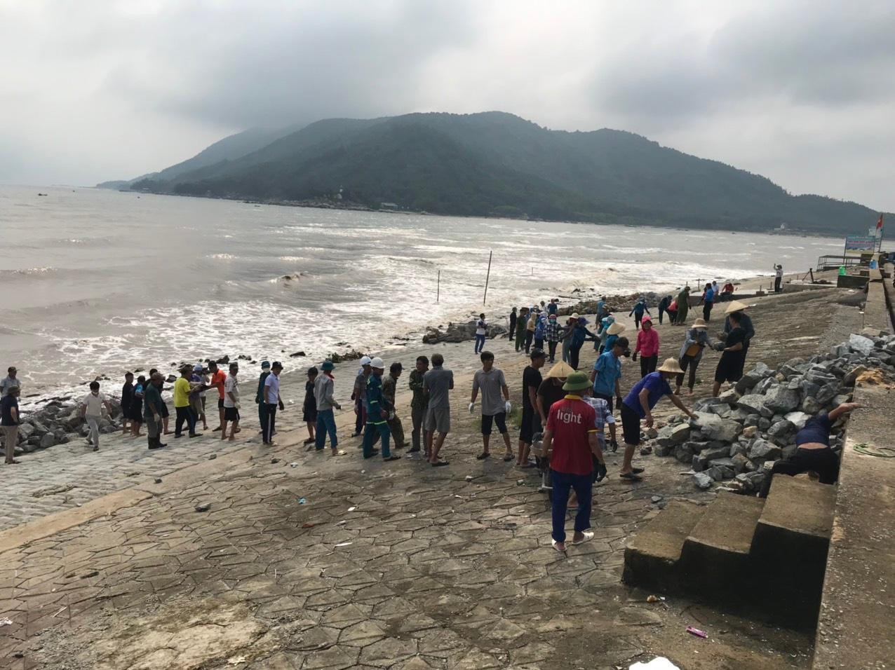 Tuyến kè tiếp tục xuất hiện thêm các vị trí sụt lún nên người dân gia cố bằng cách làm rọ đá. Việc này sẽ giảm thiểu những ảnh hưởng do bão số 4 đổ bộ vào miền Trung.