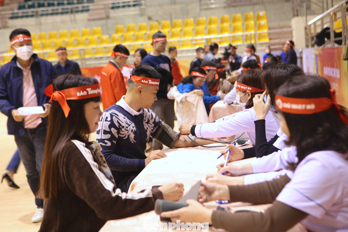 Đông đảo người dân tham gia hiến máu tình nguyện.