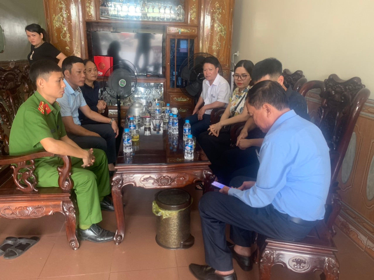 Chính quyền địa phương đến tổ chức thăm hỏi, động viên gia đình hai nạn nhân.