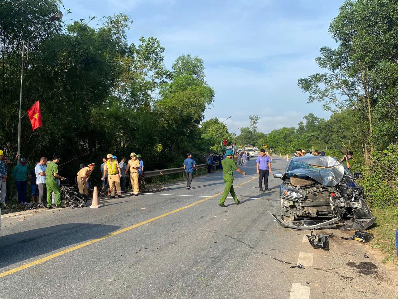 Lực lượng công an có mặt tại hiện trường để điều tra làm rõ nguyên nhân vụ tai nạn.