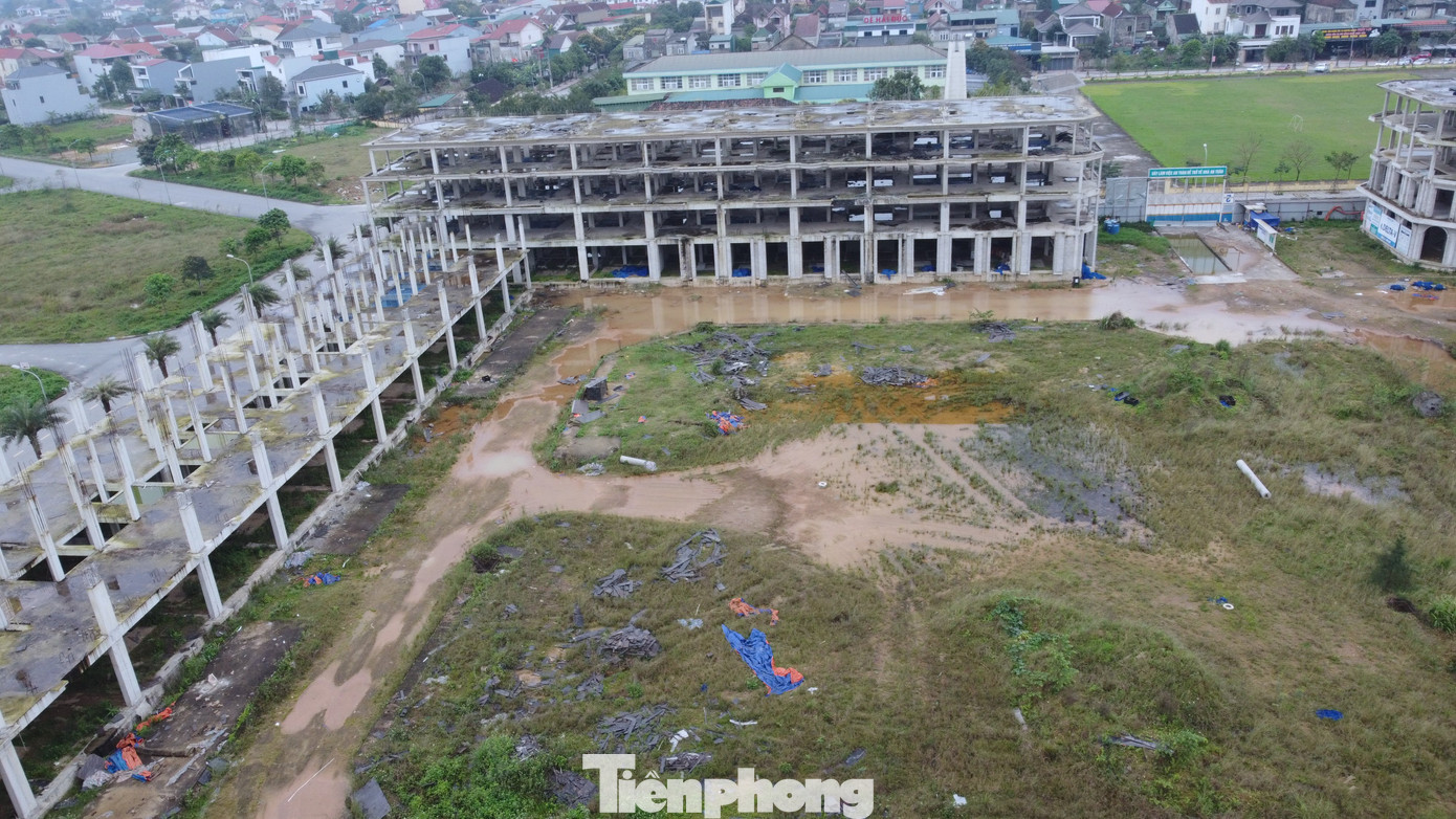 Tuy nhiên, suốt 8 năm, nhà đầu tư chậm triển khai khiến khu đất ở vị trí đắc địa trở nên hoang phế. Đến tháng 4/2020, dự án được UBND tỉnh chấp thuận cho Công ty CP ThaiLand làm chủ đầu tư gia hạn lần 2 và điều chỉnh quy hoạch. Tập đoàn Tân Hoàng Minh cũng tham gia dự án này với vai trò là đối tác phát triển.