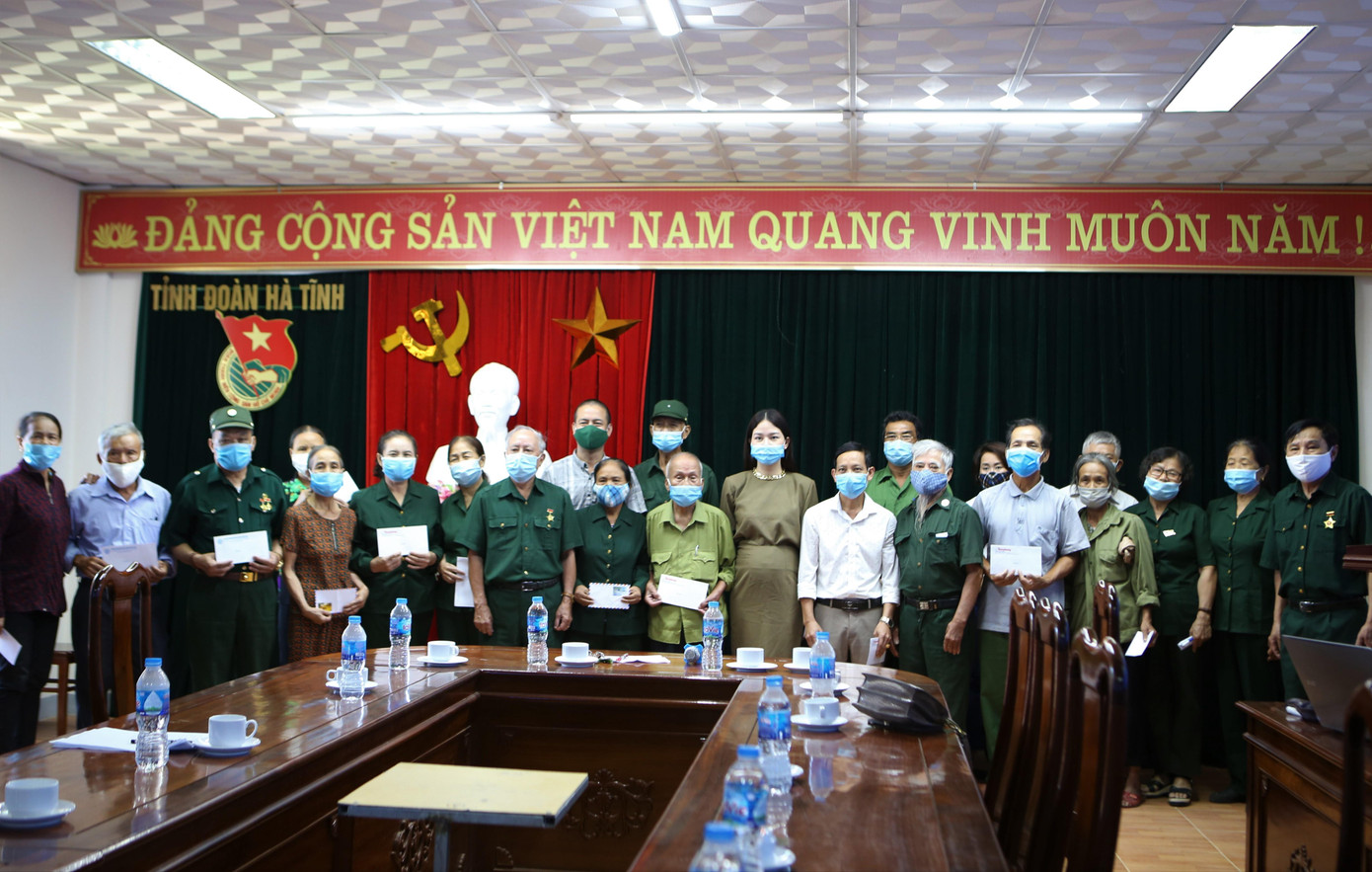 Những suất quà của nhà tài trợ và Báo Tiền Phong trao cho những cựu thanh niên xung phong Hà Tĩnh.