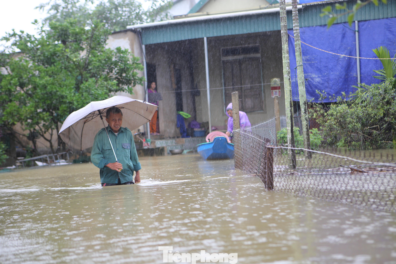 Ghi nhận của Tiền Phong, sáng nay một số xã như Cẩm Thành, Cẩm Vịnh, Cẩm Duệ (huyện Cẩm Xuyên) có nhiều vùng đã bị ngập, giao thông bị chia cắt.