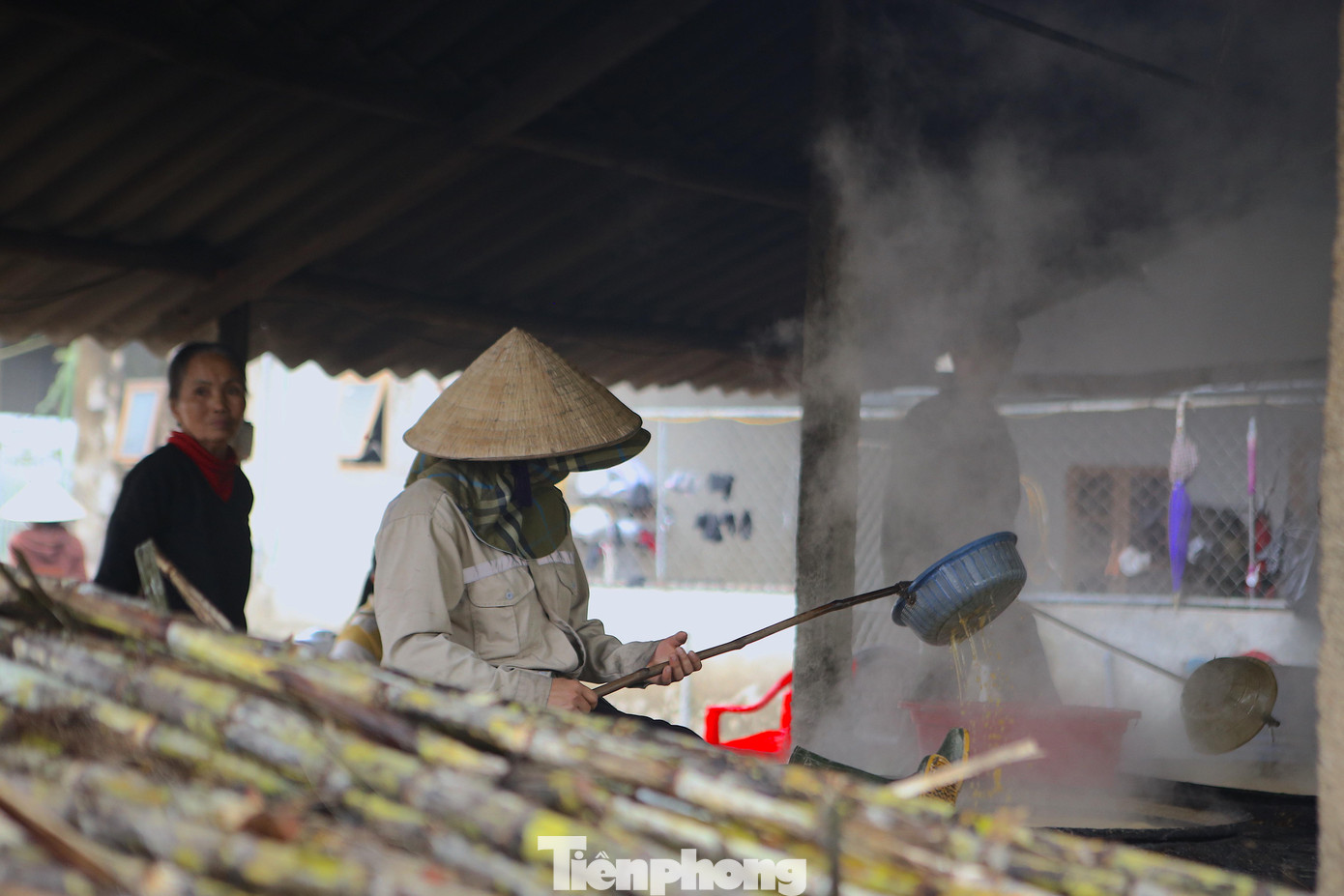 Chỉ còn 1 tháng nữa là đến dịp Tết Nguyên đán 2022, các lò mật làm từ mía thơm ngon nức tiếng ở xã Thọ Điền (huyện Vũ Quang, tỉnh Hà Tĩnh) ngày đêm đỏ lửa vào mùa phục vụ người dân trong và ngoài tỉnh. Nghề trồng mía ép mật ở Thọ Điền có tuổi đời trên 50 năm và đã trở thành nghề truyền thống của người dân nơi đây. Dịp Tết này có nhiều gia đình thu trên 50 triệu đồng nhờ nghề nấu mật này.